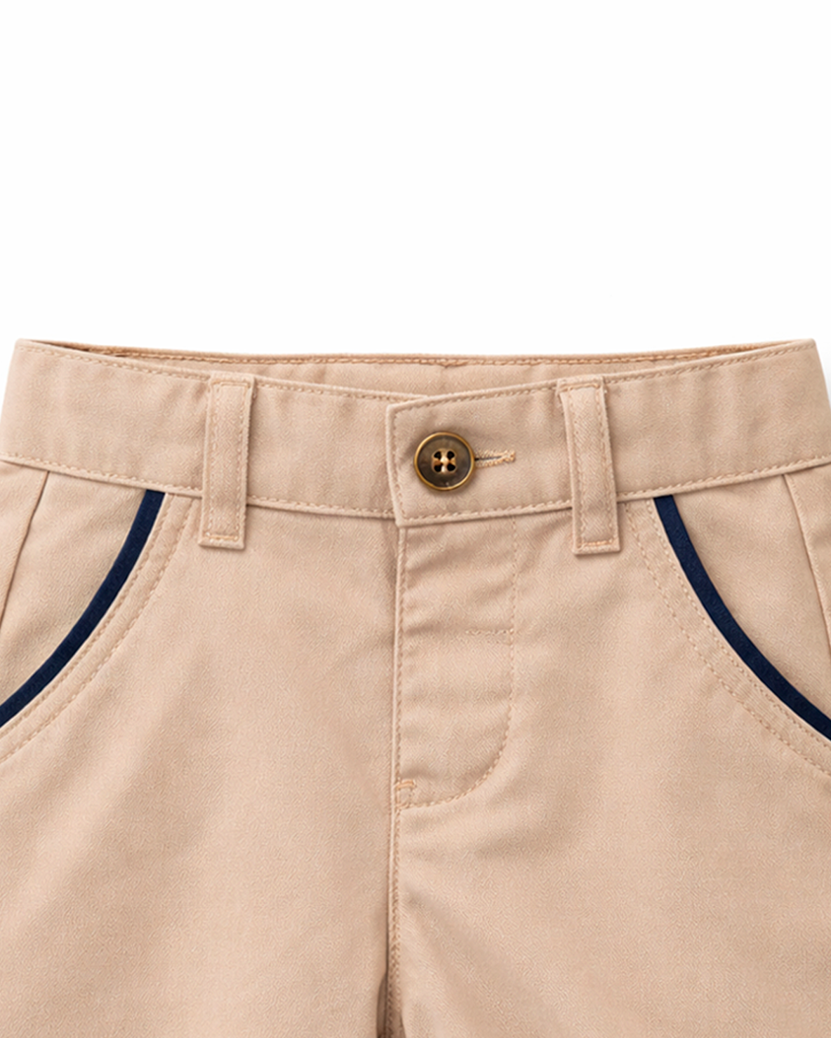 Short Beige Tipo Chino con Detalles Contrastantes