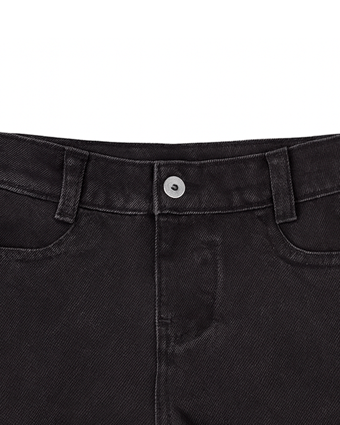Short de mezclilla negro con ruedo deshilachado y detalles decorativos