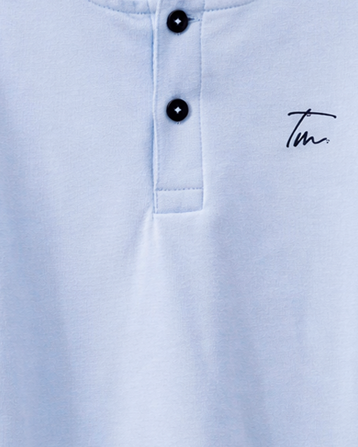 Camiseta Tipo Polo Azul Claro con Detalles en Contraste