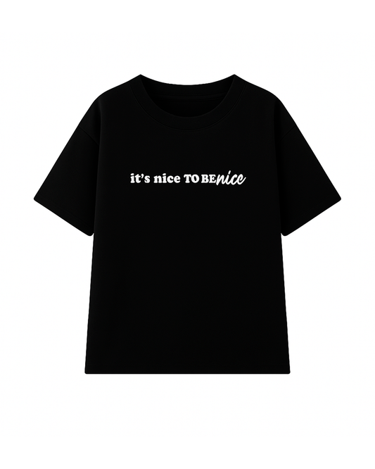 Camiseta Oversize Negra con Estampado “It’s Nice to Be Nice”