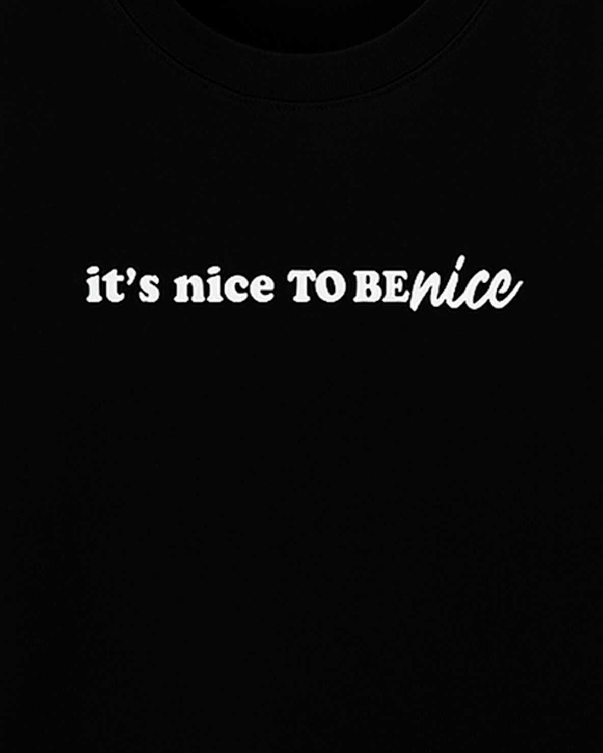 Camiseta Oversize Negra con Estampado “It’s Nice to Be Nice”