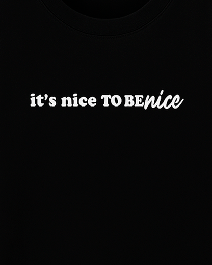 Camiseta Oversize Negra con Estampado “It’s Nice to Be Nice”