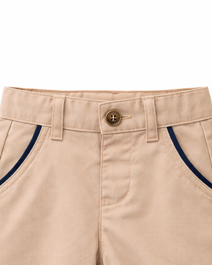 Short Beige Tipo Chino con Detalles Contrastantes