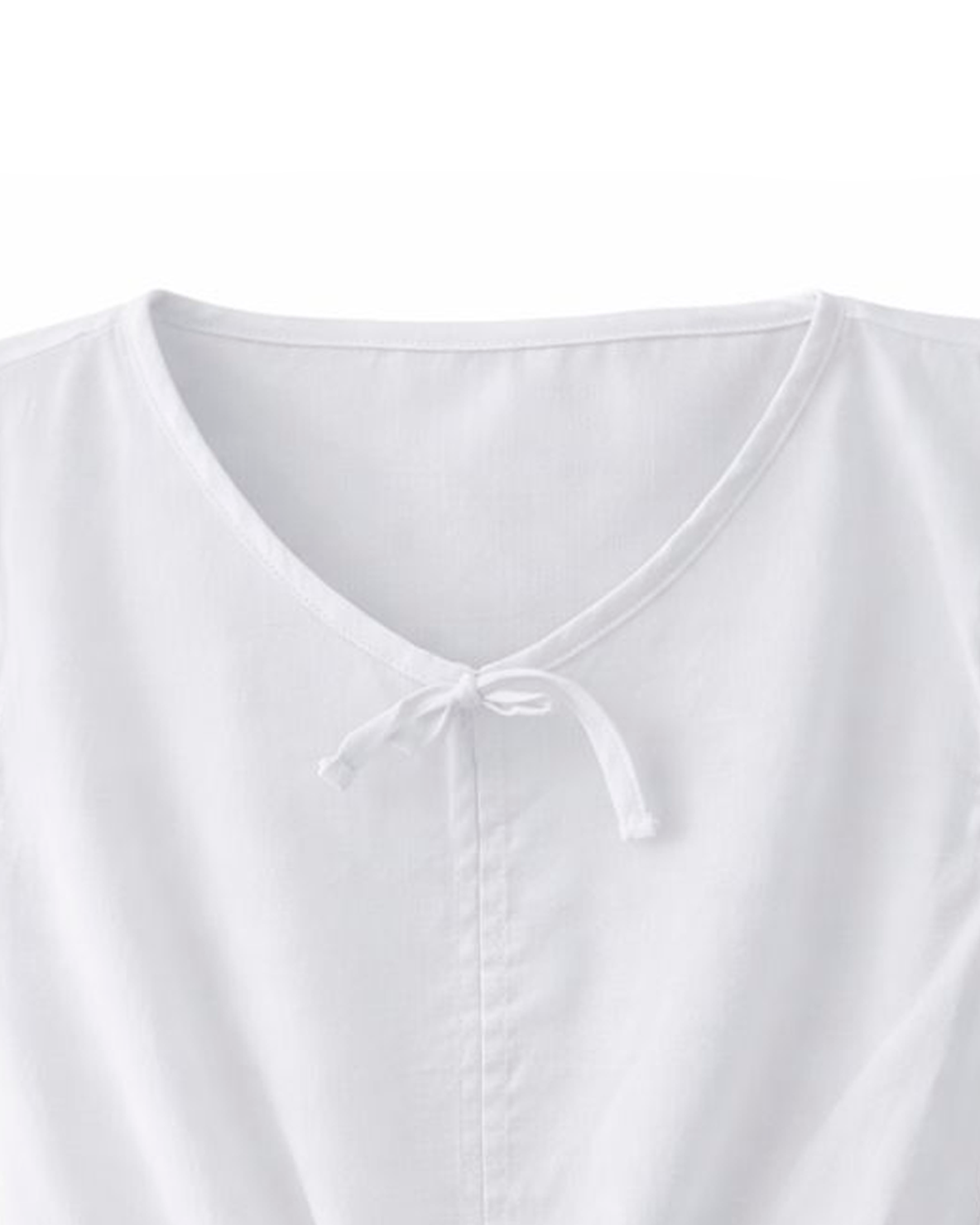 Blusa Blanca con Escote en V y Detalle de Lazo
