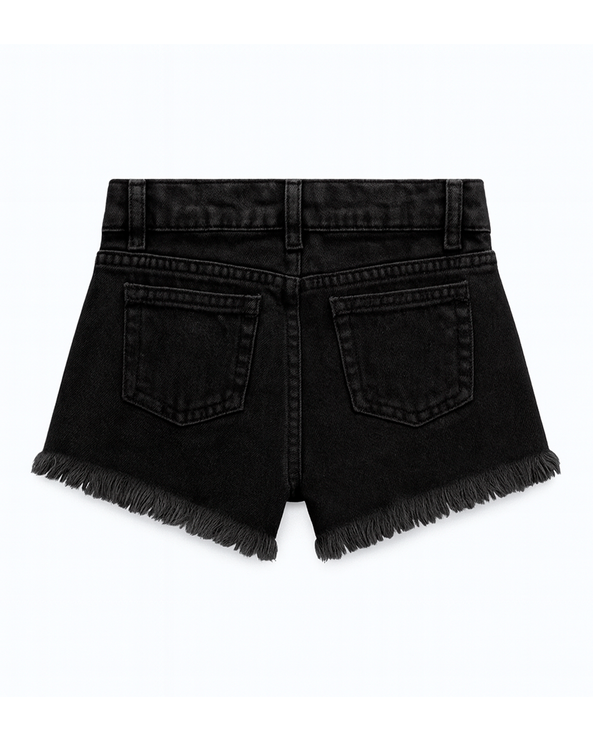 Short de mezclilla negro con ruedo deshilachado y detalles decorativos