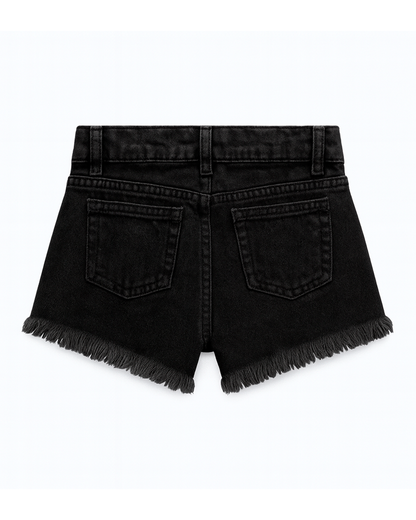 Short de mezclilla negro con ruedo deshilachado y detalles decorativos