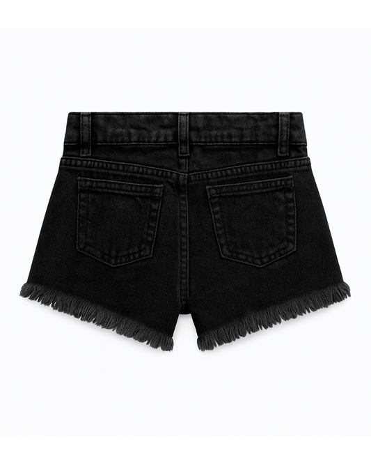 Short de mezclilla negro con ruedo deshilachado y detalles decorativos