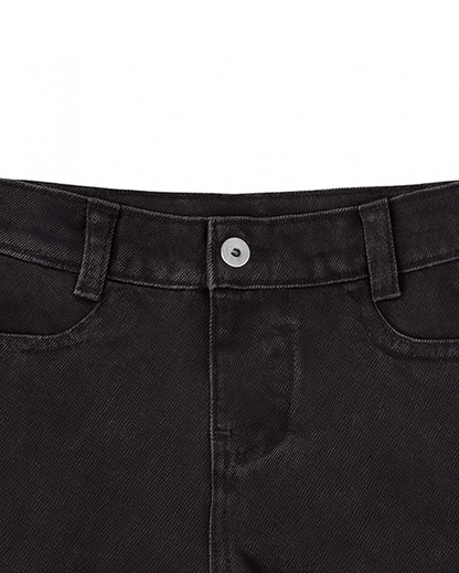 Short de mezclilla negro con ruedo deshilachado y detalles decorativos