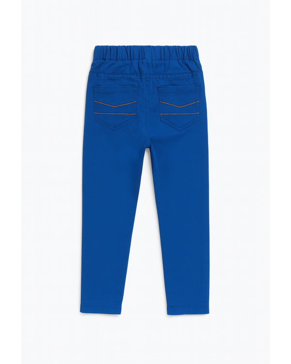 Pantalón azul clásico con bolsillos