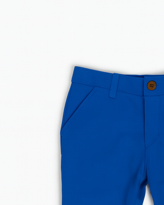 Pantalón azul clásico con bolsillos