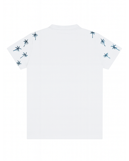Camiseta Blanca Estampada con Palmeras y Franjas de Colores