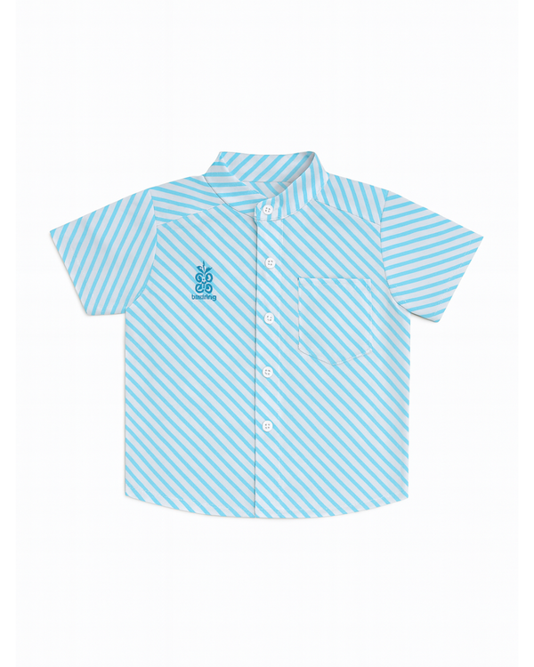 Camisa azul cielo con rayas diagonales