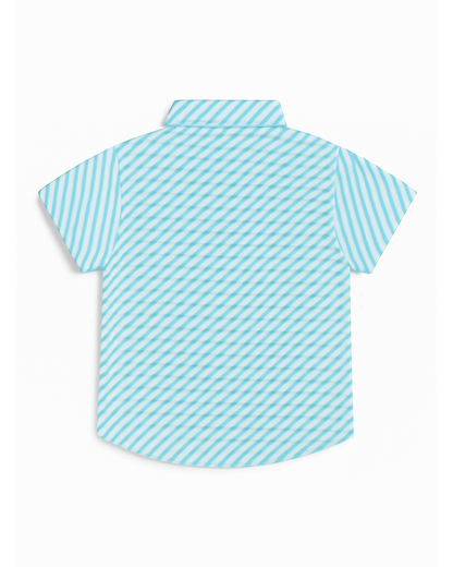 Camisa azul cielo con rayas diagonales