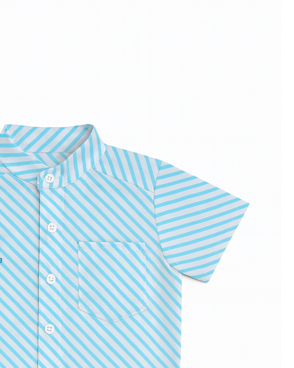 Camisa azul cielo con rayas diagonales