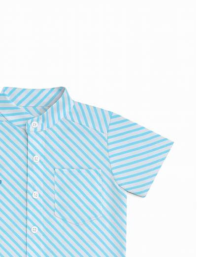 Camisa azul cielo con rayas diagonales