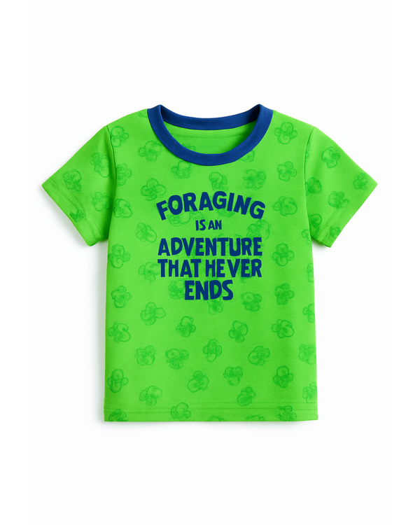 Camiseta verde con mensaje “Foraging” y estampado de hongos