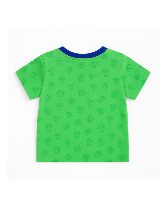 Camiseta verde con mensaje “Foraging” y estampado de hongos