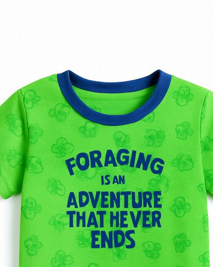 Camiseta verde con mensaje “Foraging” y estampado de hongos