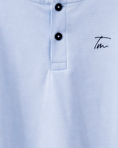 Camiseta Tipo Polo Azul Claro con Detalles en Contraste