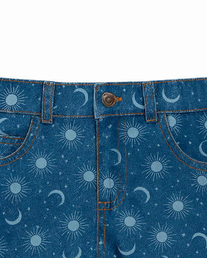 Short denim con estampado astral y ruedo doblado