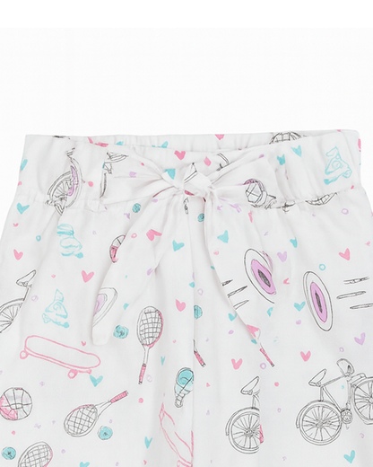 Pantalón infantil blanco con estampado deportivo y lazo en cintura