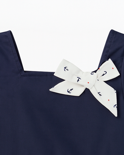 Blusa marinera azul con moño estampado