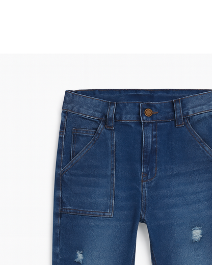 Jean azul con bolsillos amplios y detalles desgastados