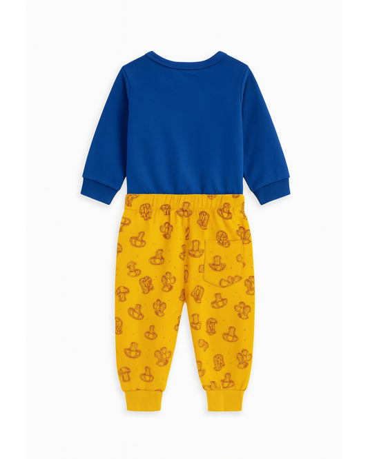 Conjunto azul y amarillo con estampado de hongos