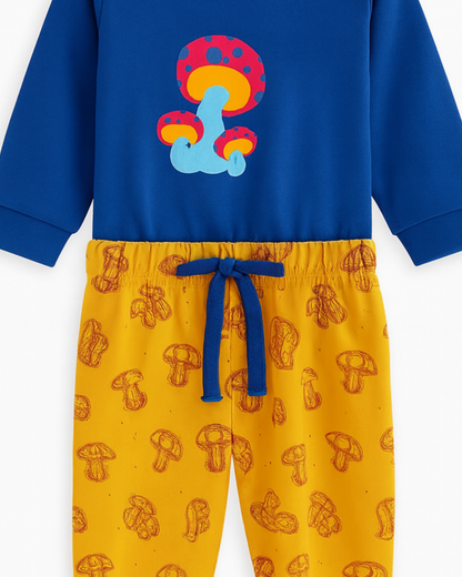 Conjunto azul y amarillo con estampado de hongos