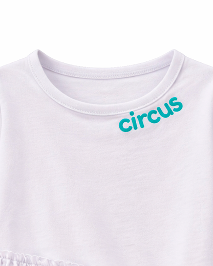 Blusa Blanca con Volante Asimétrico y Estampado Circus