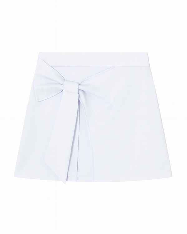 Falda blanca con lazo decorativo en la cintura